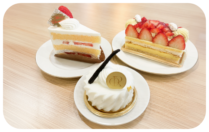ポムルージュのケーキが3つ並んでいる様子