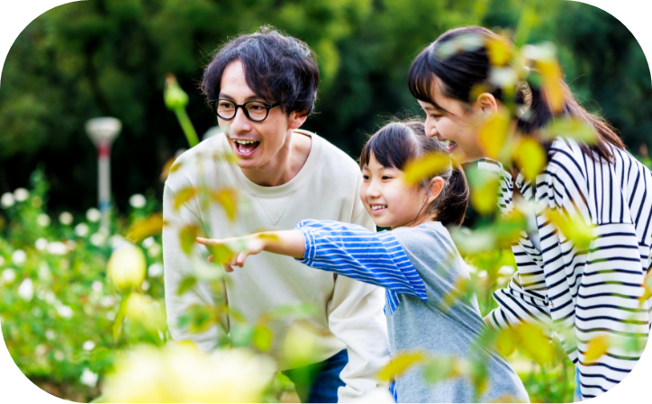 自然の中で過ごす笑顔の親子