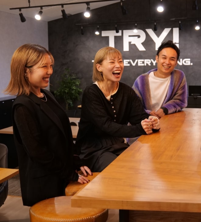 笑顔の男性と女性