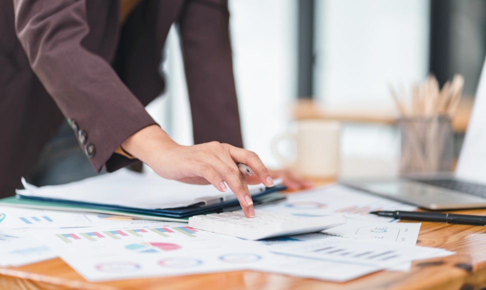 資料が広がる机