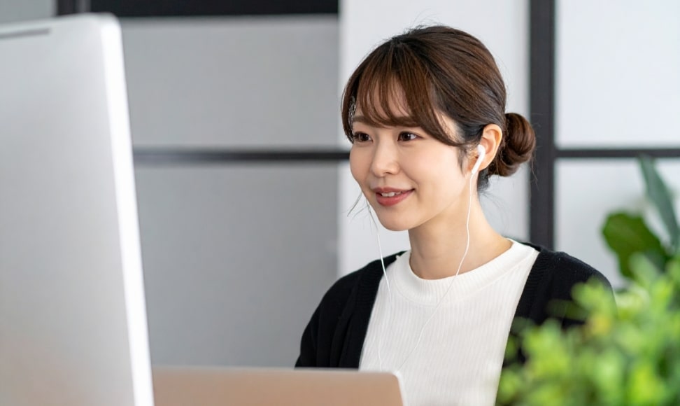 リモート会議をする女性