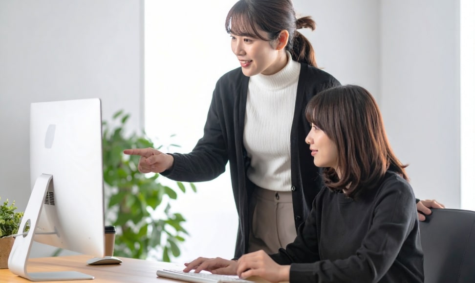 新人に教えている女性