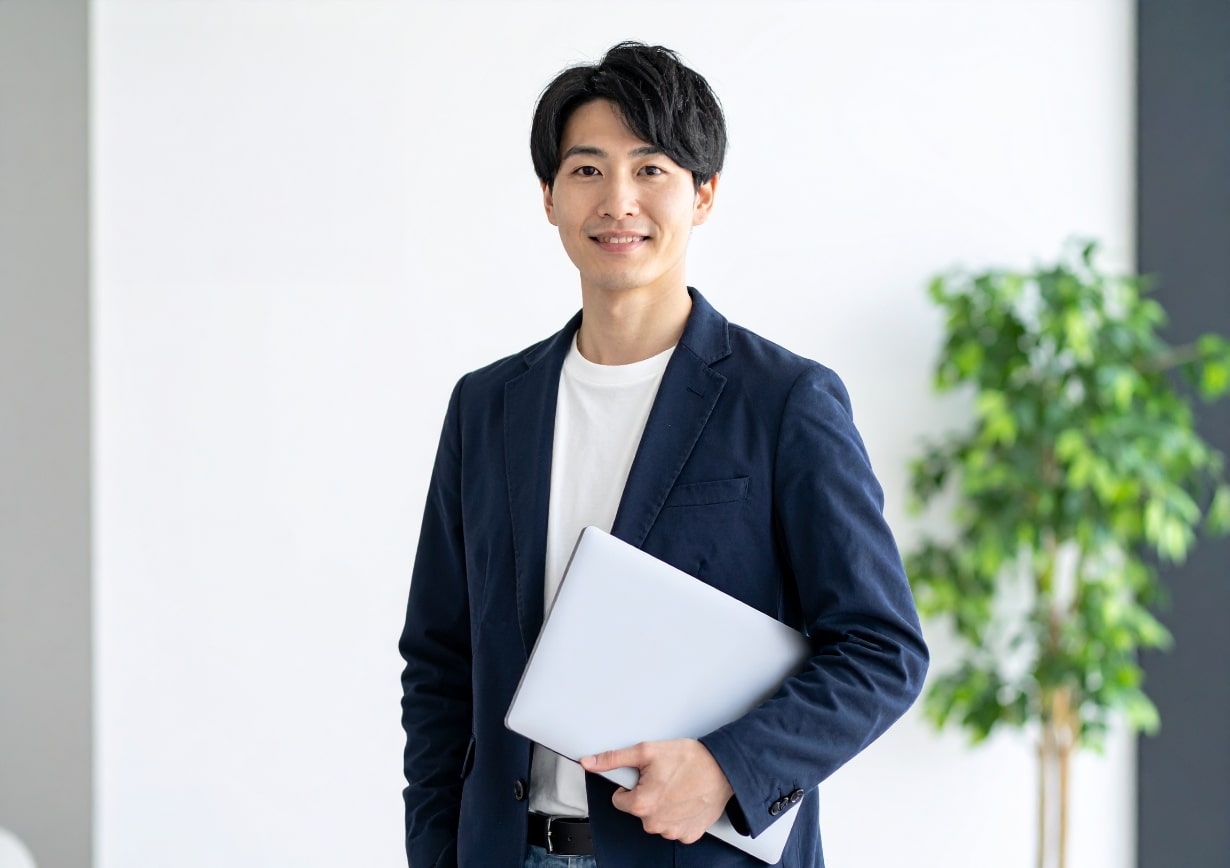 パソコンを持つ男性