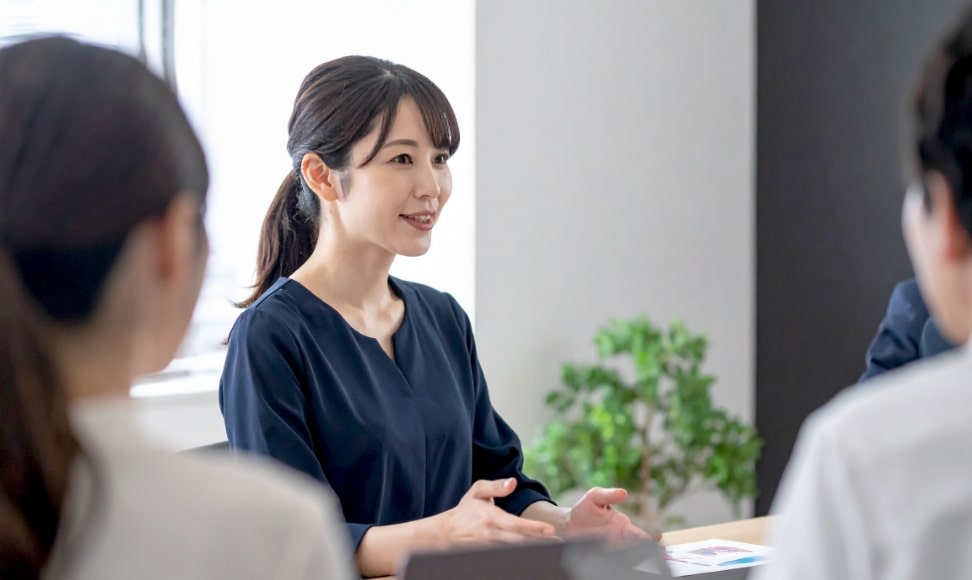 説明をする女性