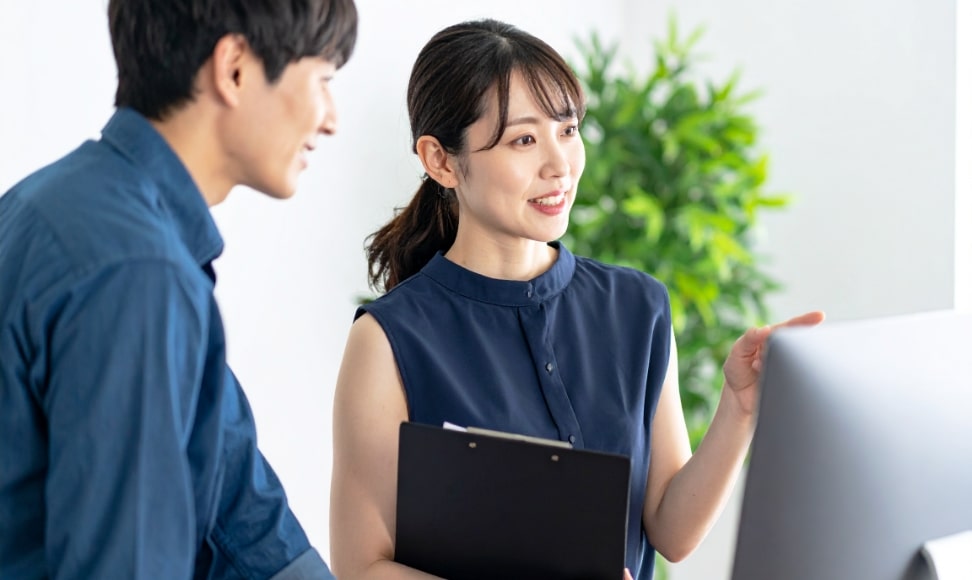 指示を出す女性